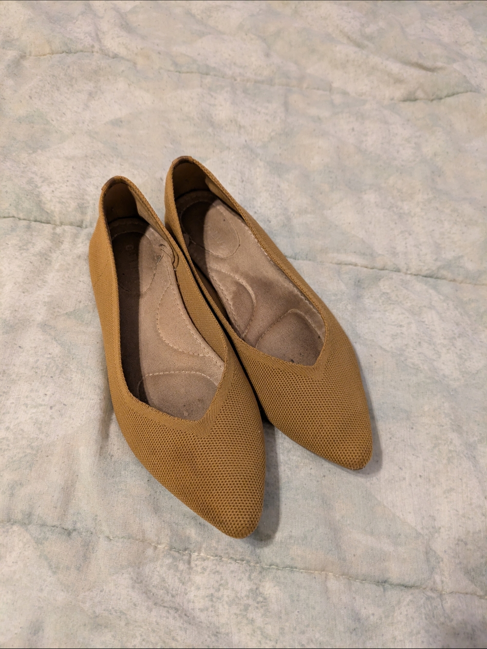 Women’s Old Navy Pointed-Toe Ballet Flats in Tan Size 7